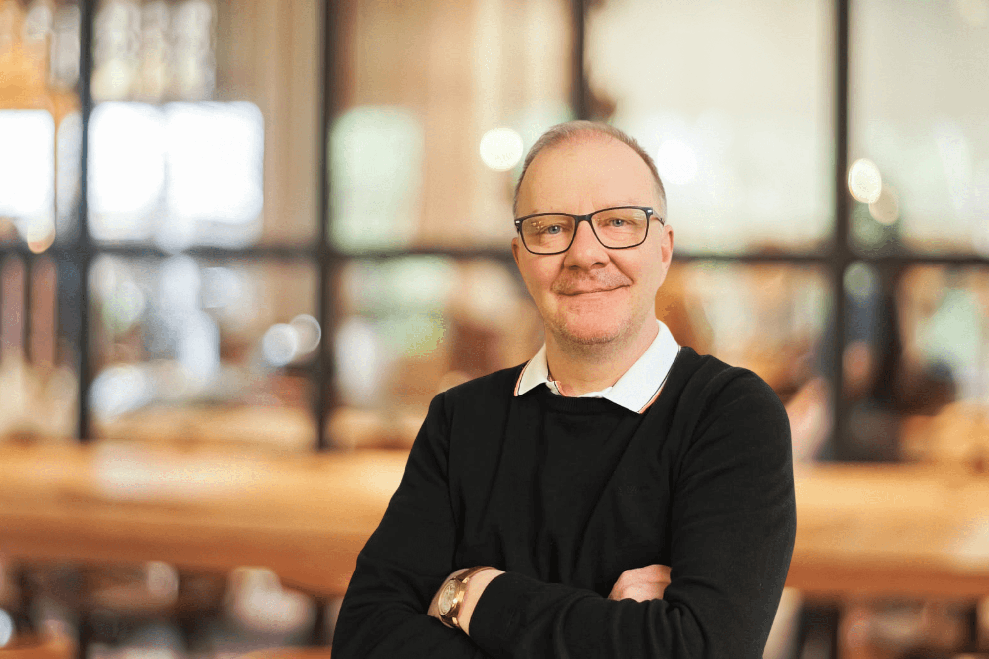 Bild von Achim Keller Versicherungsmakler Achim Keller in einem Café